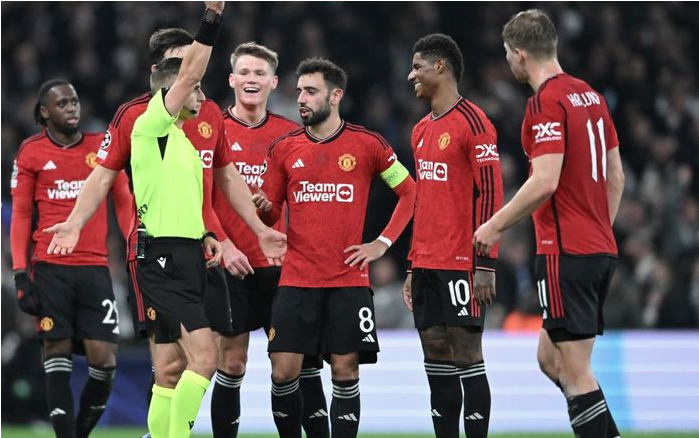 Rashford di kartu merah oleh wasit.