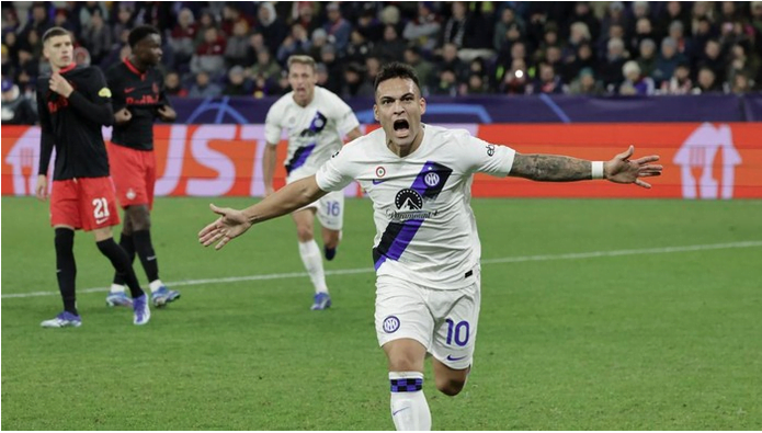 Lautaro Martinez merayakan gol penaltinya yang meloloskan Inter